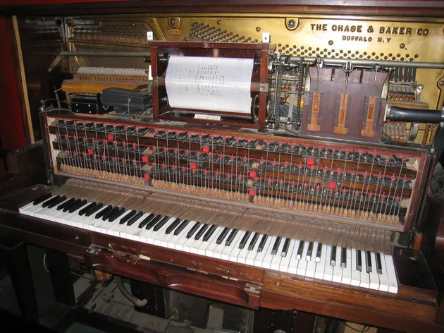 Piano roll menjadi media pertama untuk penyimpanan lagu. Terbuat dari kertas yang di lubangi pada bagian-bagian tertentu, gulungan ini diputar di piano dengan sistem pembaca khusus yang bernama 'tracker bar'. Secara otomatis, piano itu akan memainkan lagu sendiri. Bank penyimpanan musik berupa Piano Roll ini ditemukan jauh pada tahun 1896. Itu lho Piano Roll, kerta yang ada di tengah-tengah gambar.