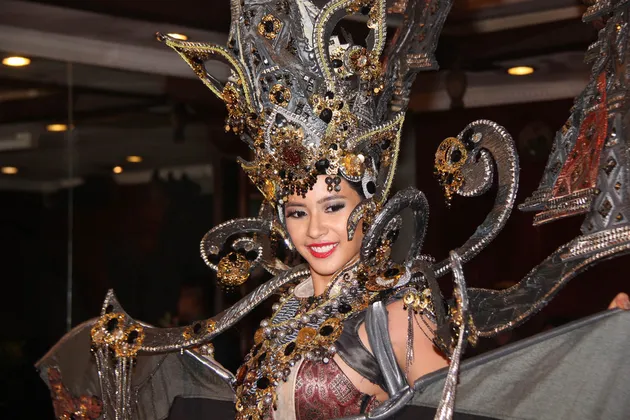 Elvira Devinamira meraih prestasi positif di ajang Miss Universe 2014. Selain masuk 15 besar, ia menang Best National Costume.