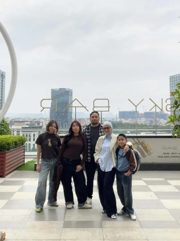 Meisya Siregar dan keluarga