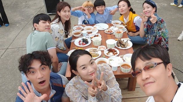 Stuck in the Heart Until the End! Peek Behind the Scenes of the Cast of 'HOMETOWN CHA CHA CHA'