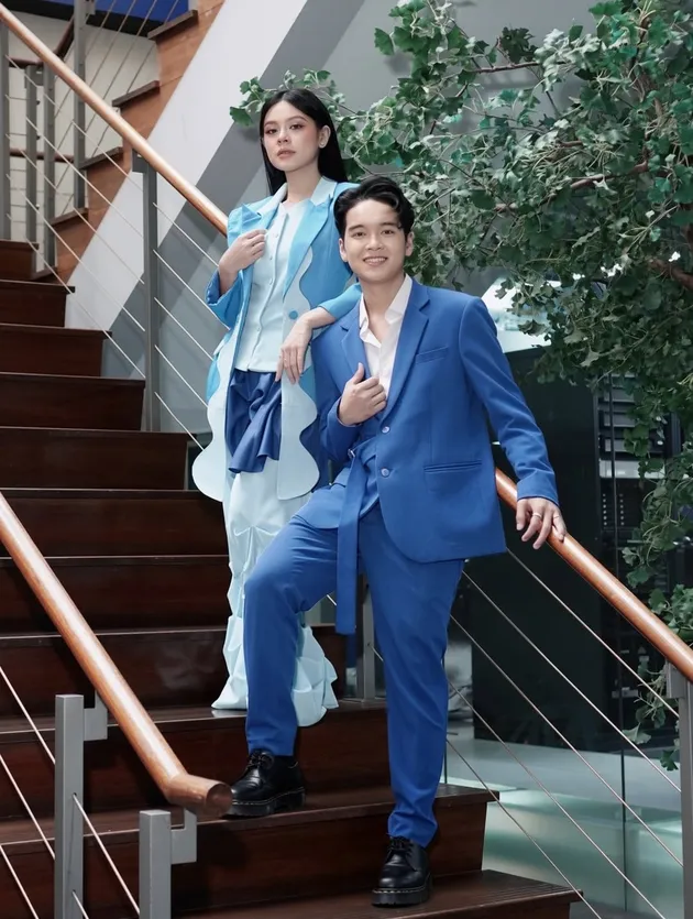 Melly Lee dan Arbil di tangga