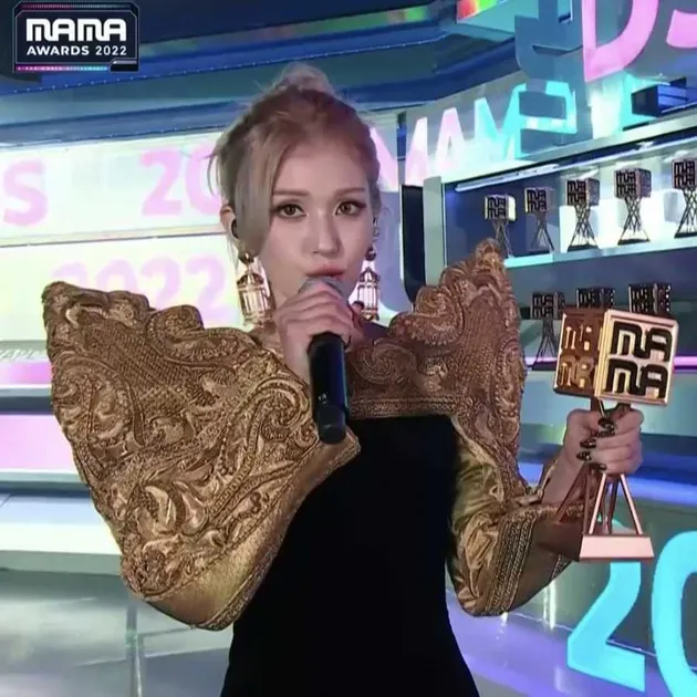 Jeon Somi di MAMA 2022