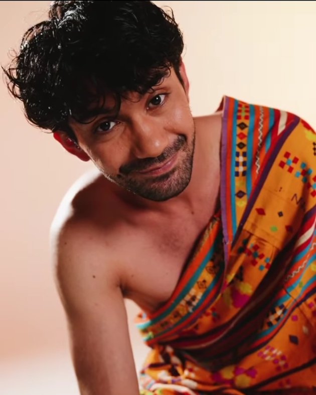 Enchanting in Front of the Camera, 8 Portraits of Reza Rahadian Photoshoot Only Wrapped in Traditional Sarong - Netizens: Very Disturbing!