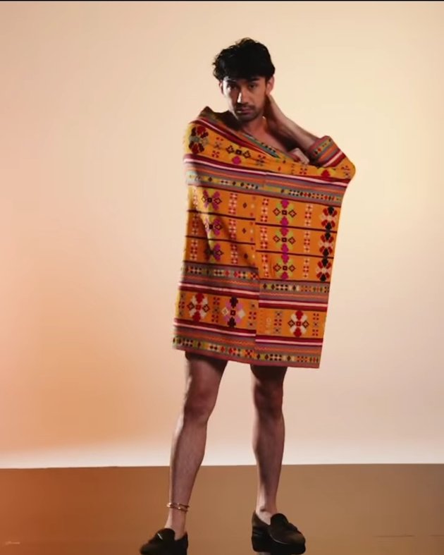 Enchanting in Front of the Camera, 8 Portraits of Reza Rahadian Photoshoot Only Wrapped in Traditional Sarong - Netizens: Very Disturbing!