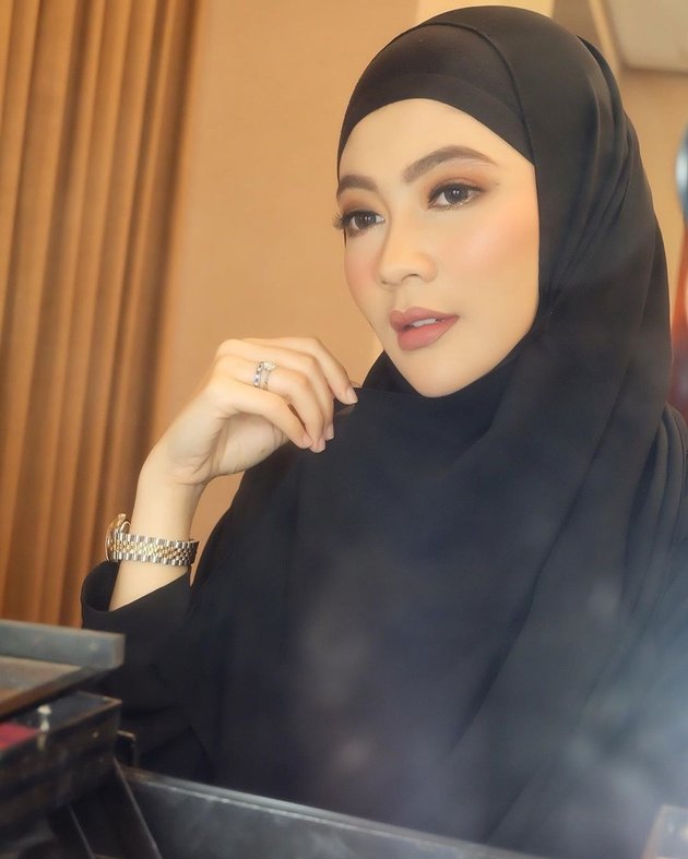Choosing Hijrah, Take a Look at 8 Latest Photos of Indah Dewi Pertiwi who is Getting More Beautiful with Hijab