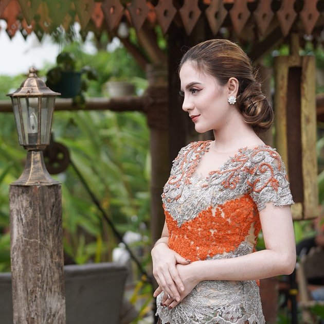 Mesmerizing! Irenne Ghea's Portraits Show the Beauty of a Foreigner in Kebaya
