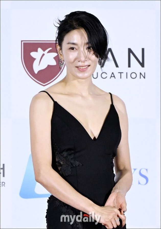 Winning Best Actress Award, 8 Photos of Kim Seo Hyung on the Red Carpet of the 59th Grand Bell Awards - Perfectly Beautiful at the Age of Fifty