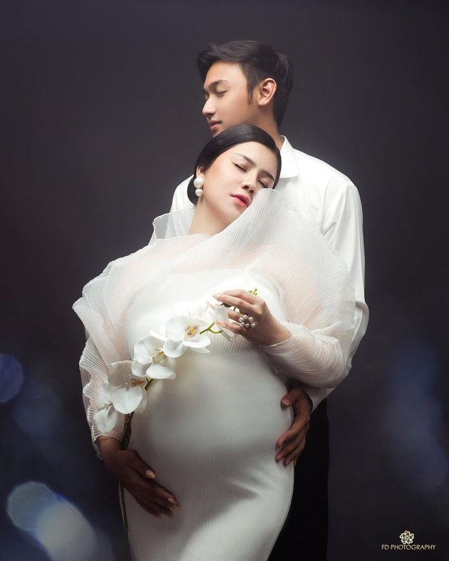 Waiting for the Tense Moments, Peek at 9 Latest Maternity Shoot Portraits of Felicya Angelista Who Will Soon Give Birth - Caesar Hito Can't Wait for Their Little Angel