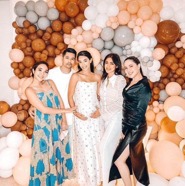 Erick Iskandar kakak Jessica Iskandar baru saja menggelar acara baby shower sekaligus gender reveal. Seperti yang sudah diketahui, sang istri, Vanessa Lima tengah mengandung anak pertama.