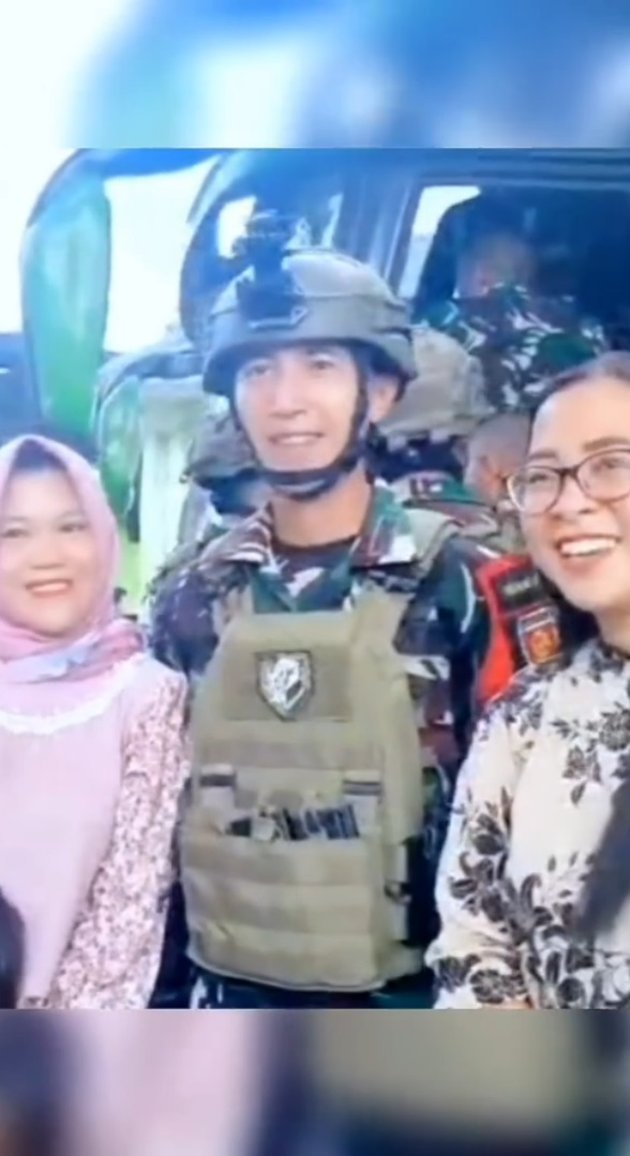 Sudden Celebrity! 8 Photos of Muhamad Fardhana, Ayu Ting Ting's Fiancé, Being Surrounded by People Wanting to Take Pictures Together While on Duty