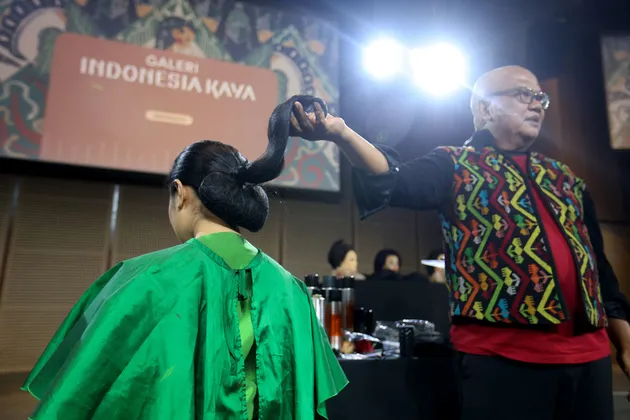 Mas Yudin penata rias