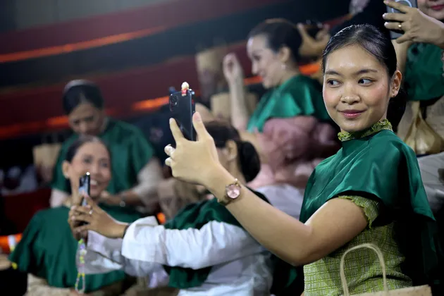 wanita berselfie di workshop gelung