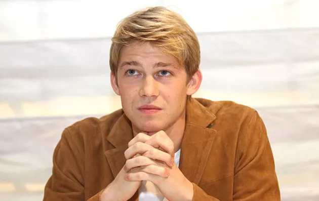 Joe Alwyn, Pacar Baru Taylor Swift