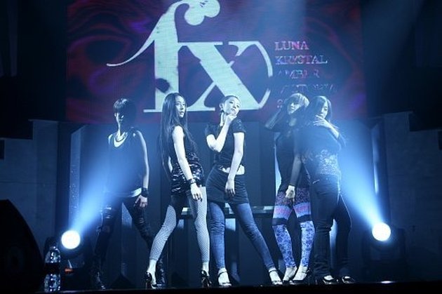 f(x) yang debut pada September 2009 dengan lagu La Cha Ta sukses mencuri perhatian dengan keunikan mereka, mulai dari penampilan tomboi Amber hingga akrobatik yang ditampilkan Victoria.