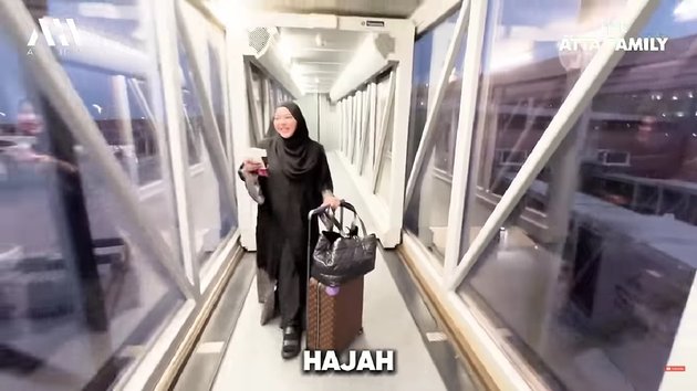 Touching, Here are 8 Photos of the Moment Aurel Hermansyah Returns from Hajj and Immediately Hugs Ameena at the Airport - Admits to Missing Her Terribly