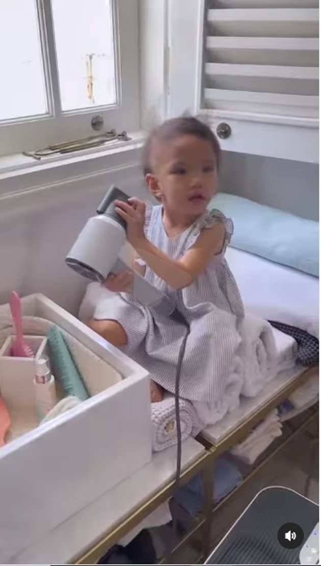 Enjoying Once, Here are 11 Cute Photos of Baby Claire Playing with a Hair Dryer - Her Expressions are Adorable, She Even Combs Her Own Hair