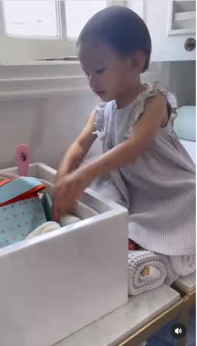 Enjoying Once, Here are 11 Cute Photos of Baby Claire Playing with a Hair Dryer - Her Expressions are Adorable, She Even Combs Her Own Hair