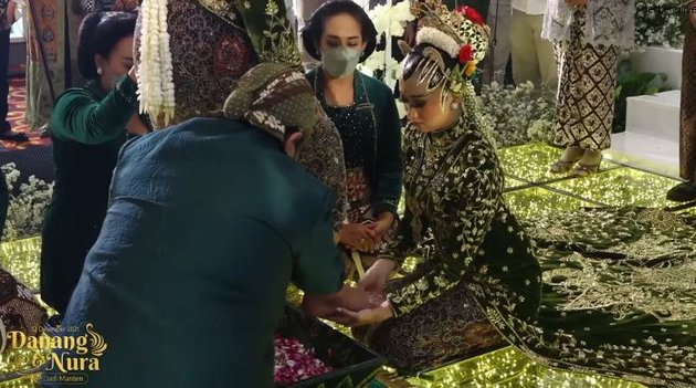 Getting Married on a Beautiful Date, 10 Photos of Danang Pradana DA and Nura's Javanese-themed Wedding Reception - Wife's Choice to Not Wear Hijab Becomes the Highlight