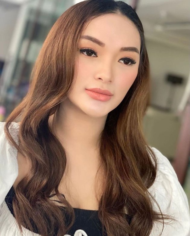 Tampil cantik bagaikan Barbie, Zaskia Gotik terlihat semakin fresh dan awet muda. Selain cantik, Zaskia juga berbakat dan memiliki prestasi yang patut diapresiasi. Pada 2016, Zaskia Gotik menerima penghargaan Museum Rekor Indonesia (MURI) atas peluncuran The Album 25 DanceDhut Nation 2016 yang mencapai rekor sebagai album kompilasi dari penyanyi terbanyak. Kemudian tahun 2017, Zaskia mendapatkan penghargaan untuk ketiga kalinya di Indonesian Dangdut Award (IDA) untuk Penampilan Kostum Dangdut Terbaik.