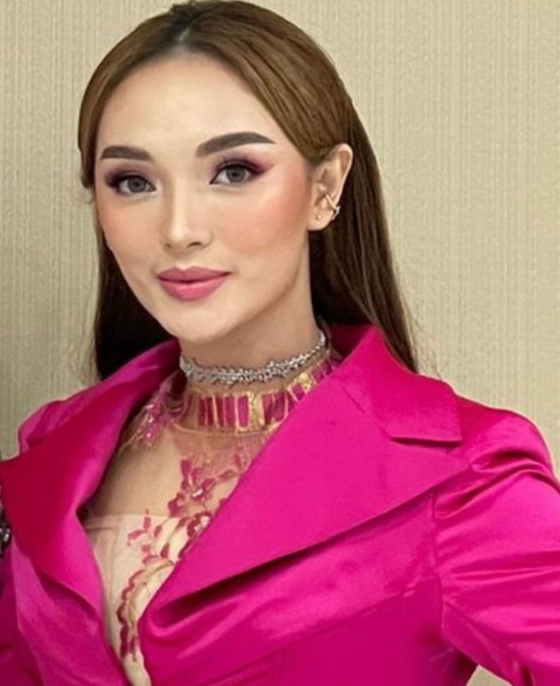 Pedangdut Zaskia Gotik telah dikaruniai dua putri yang menggemaskan. Memiliki anak yang usianya masih butuh banyak perhatian tidak membuat Zaskia lupa akan penampilannya. Justru Zaskia malah terlihat semakin fresh saat menjalani kegiatannya.
