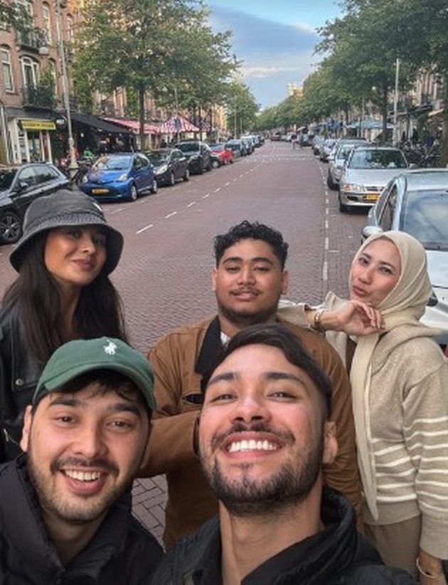 Enjoying the Beauty of European Nature, Sneak Peek at 8 Pictures of Refal Hady and His Brother's Fun Vacation!