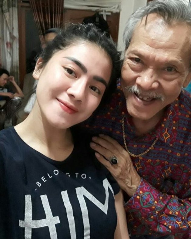Deceased, Here are 9 Friendly Smiles Portraits of Henky Solaiman 'Wak Sain' with the Cast of 'Dunia Terbalik'