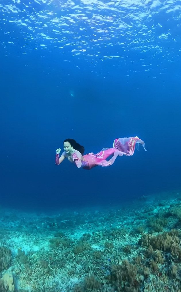 Transforming into a Sea Mermaid, Check Out Nanda Arsyinta's Mermaid Diving Photos in Gili Meno - Absolutely Unreal!