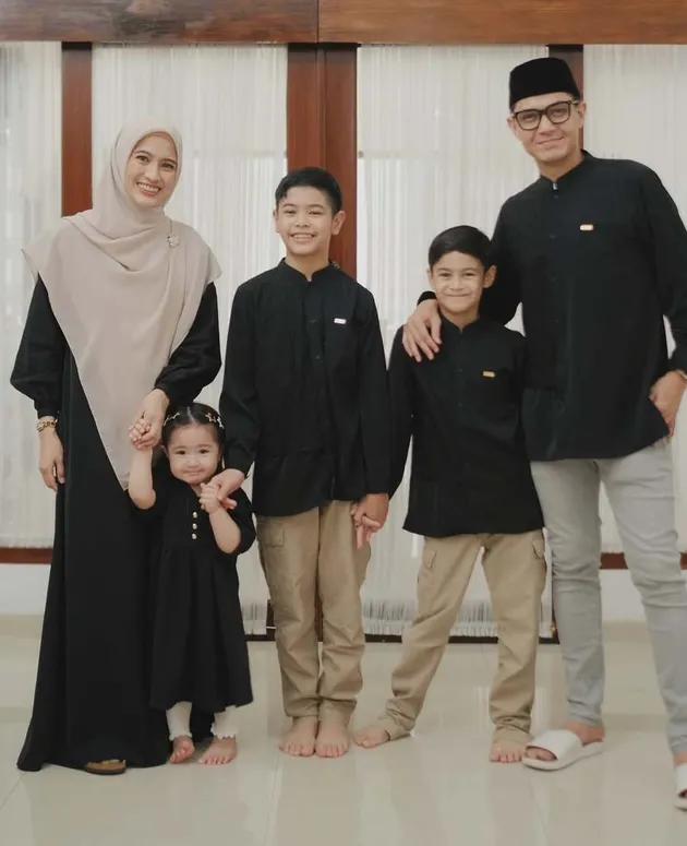 Dude Harlino dan keluarga.