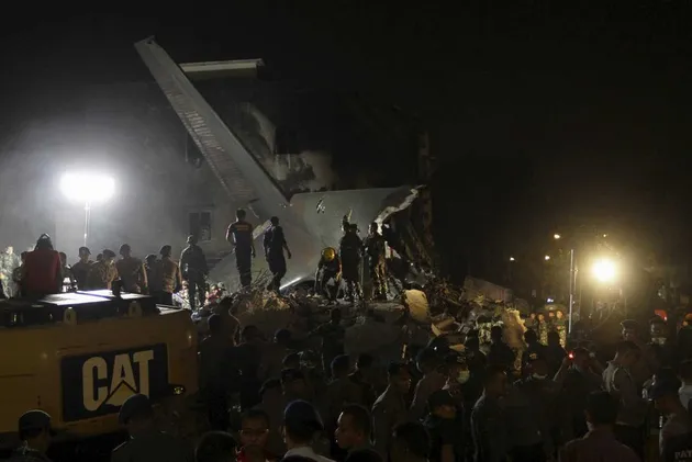 foto pesawat hercules yang jatuh di Medan