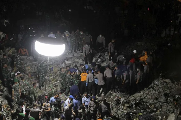 foto pesawat hercules yang jatuh di Medan