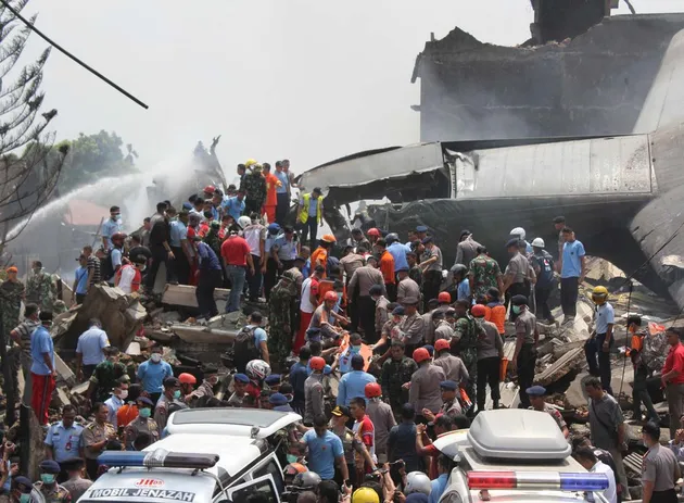 foto pesawat hercules yang jatuh di Medan