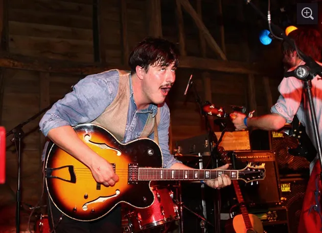 Bermain dalam sebuah pub di Camden, dengan banyak band yang juga bermain folk. Rupanya mereka menemukan 'surga'.