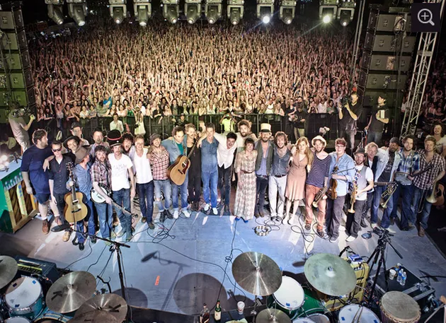 Groufie bersama performer lain dan para penonton dalam The Railroad Revival Tour.