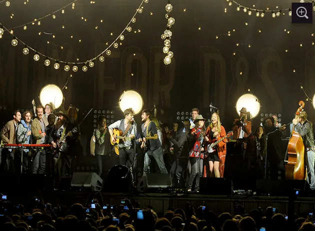 Salah satu penampilan mereka dalam The Gentlemen of the Road Tour. Romantis!