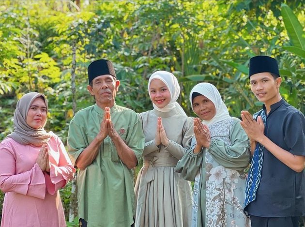 Celebrating Eid Al-Fitr with Family, Melly Lee's Outfit Gets Attention from Many Fans Who Are Distracted