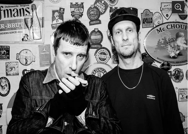 Sebenarnya tidak selalu Noel yang memulai pertengkaran. Duo Sleaford Mods ini adalah contoh orang yang sengaja mencari masalah dengan Noel Gallagher. Mereka mengatakan bahwa tangan Noel Gallagher 'berlumuran darah'.