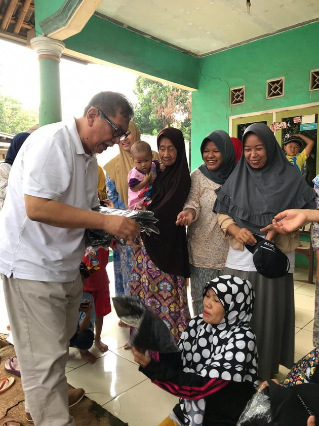 Deddy Mizwar bersama beberapa tim dari sinetron PARA PENCARI TUHAN JILID 12 membagikan beberapa souvenir untuk para warga di sekitar Bekasi, Jawa Barat.