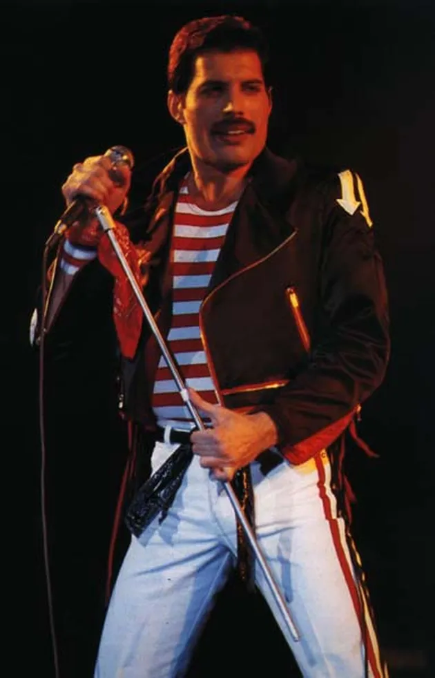 Tidak akan ada yang bisa menggeser sosok Freddie Mercury. Ketika melesat sebagai sosok vokalis terbaik bersam Queen, Freddie pun harus menerima kenyataan kalau ia mengidap HIV positif di tahun 1986 sebelum meninggal di tahun 1991.
