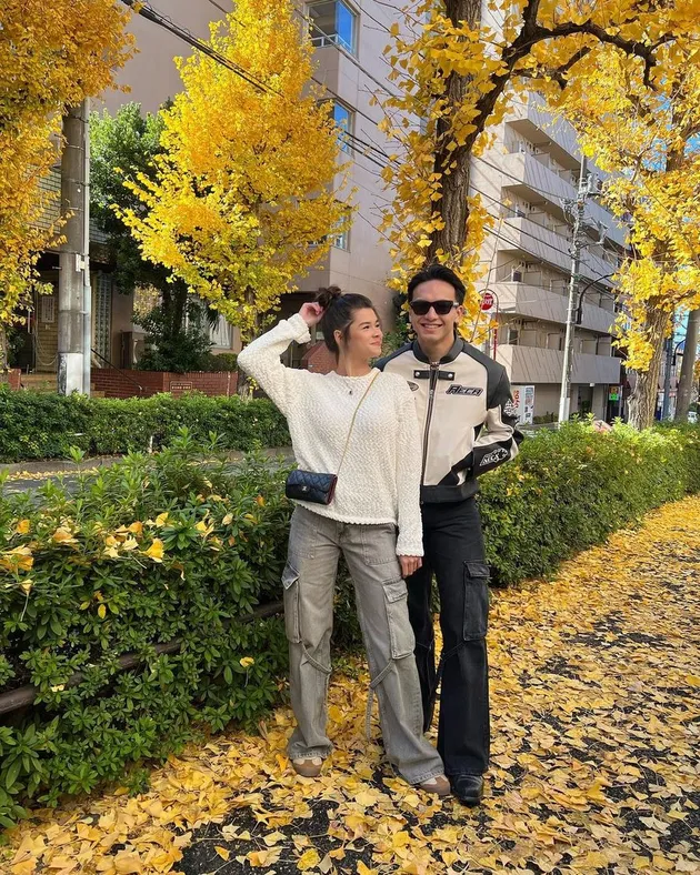 Jefri Nichol dan Maria Theodore Liburan