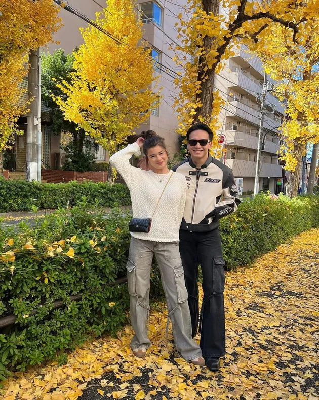 Jefri Nichol dan Maria Theodore Liburan