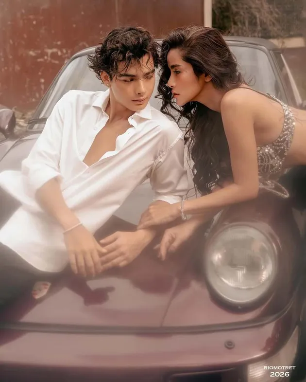 Olla Ramlan dan Tristan Molina bersandar di atas mobil