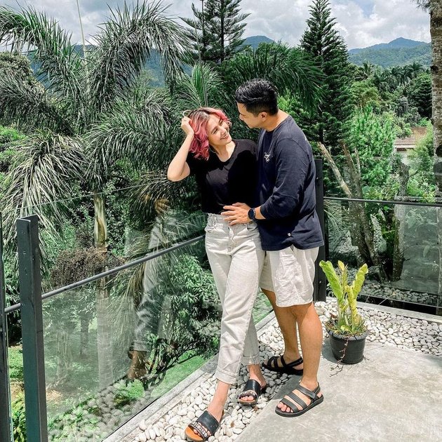 Intimate and Romantic, Peek at the Latest Picture of Arie Dwi Andhika Holding Ardina Rasti's Stomach - Netizens Say It's a Code for Wanting Another Child