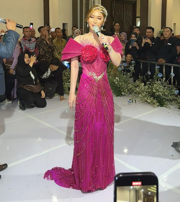 Invited by Sultan Pamekasan, 8 Photos of Inul Daratista Looking Elegant at the Wedding Event - Very Luxurious!