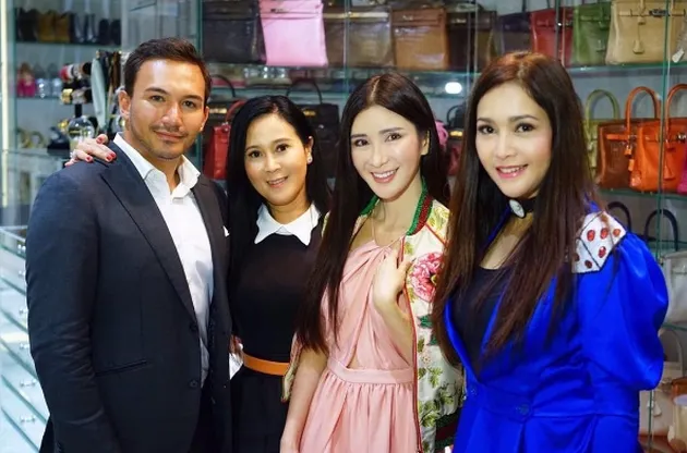 Berita foto kali ini bakal bikin kamu iri parah sama bunda Maia Esianty. Masih ingat dengan simpanan Hermes mewah Jamie Chua? Yap, Maia benar-benar masuk ke sana!