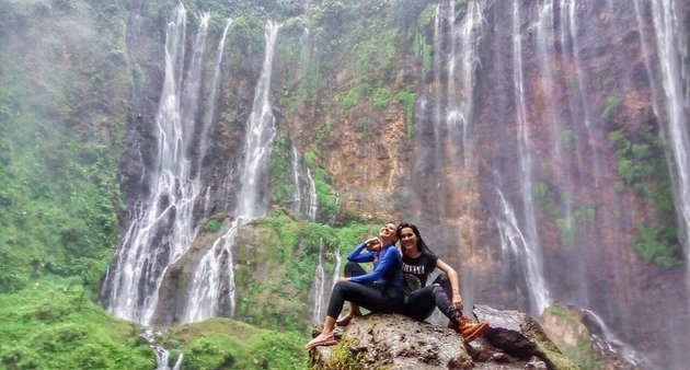 Michelle dan Michella ditantang untuk mengunjungi beberapa spot ekstrem namun Indah di Malang, seperti salah satunya Coban Sewu.