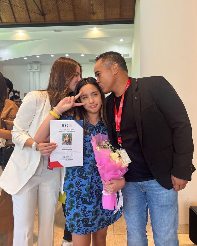Mikhayla Bakrie, Nia Ramadhani's Daughter, Graduates from Elementary School, Her School Fees Can Buy a House