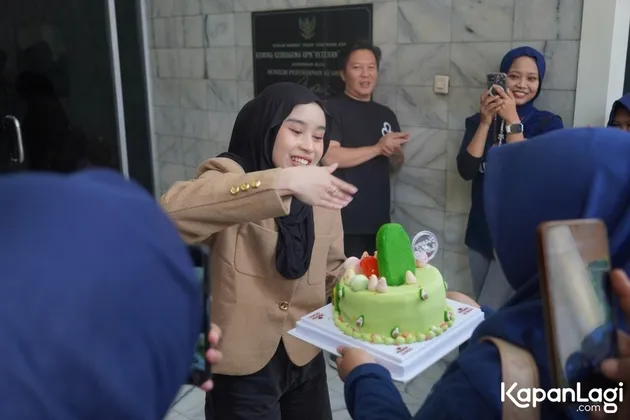Milen Official Fanbase Beri Kue Ultah ke Mila DA 7