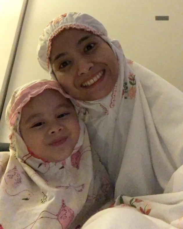 Potret Acha Septriasa dan anaknya bak kakak adik.