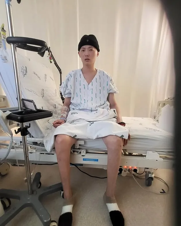 Kim Sung Chan Duduk di Ranjang