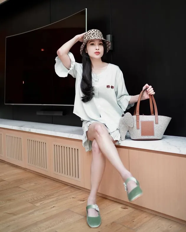 Sandra Dewi Kaki Jenjang Mulus Indah 